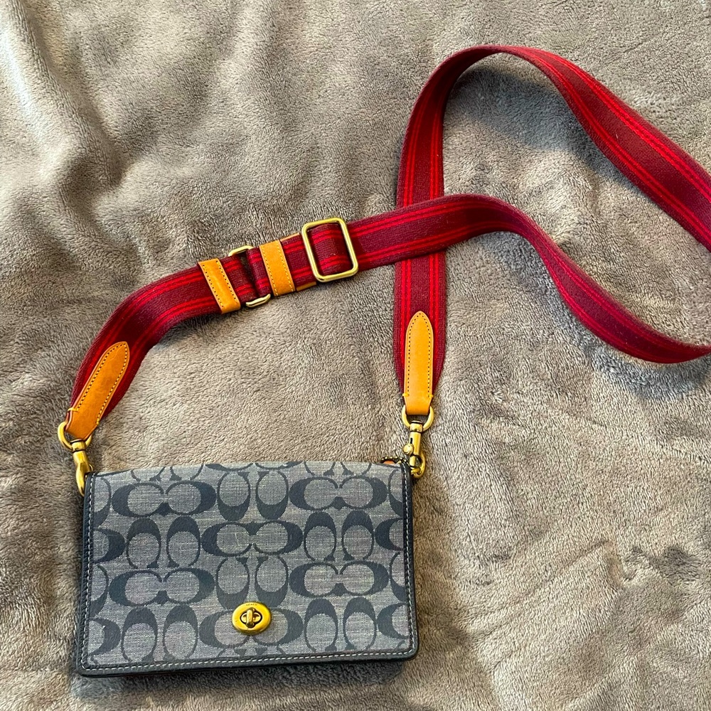 - Coach denim canvas and leather crossbody wallet ⭐️